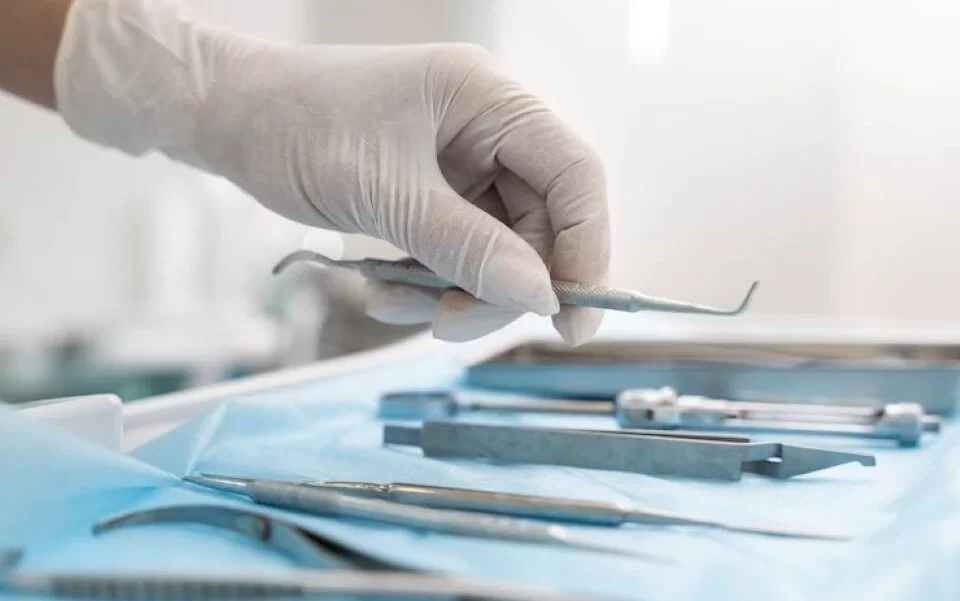 dentist ridica o ustensila
