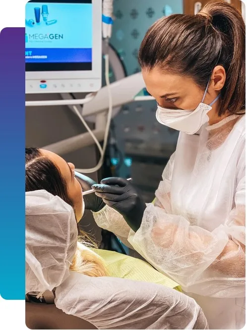 Medic Dentetico realizând o lucrare de coroane dentare EMAX la Brașov