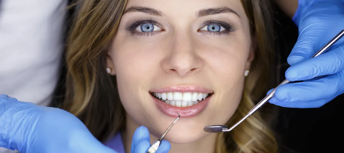 femeie cu dantură completă la dentist