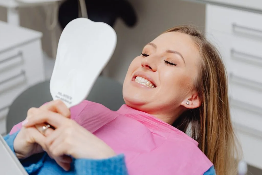 Femeie cu dantura si zâmbet frumos la dentist