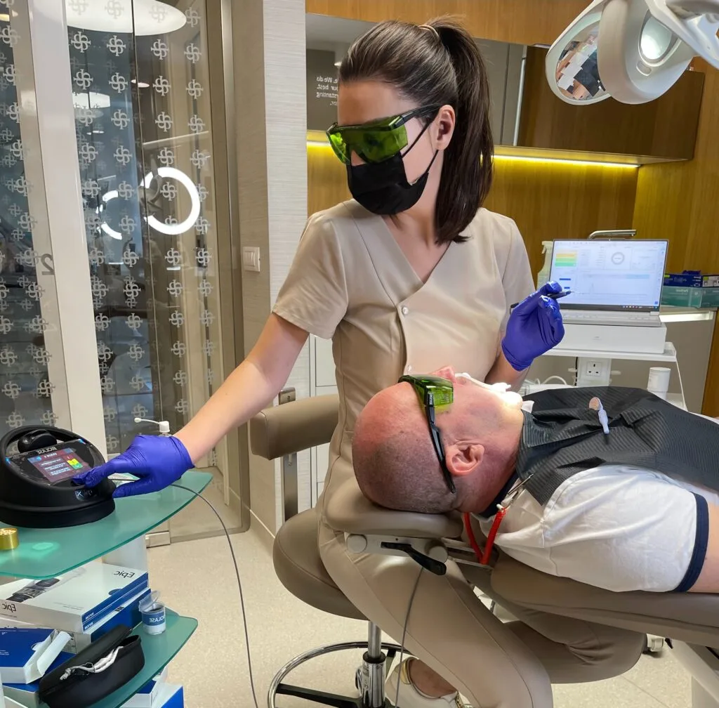 Terapie parodontală cu laserul Biolase Epic X la clinica Dentetico Brașov