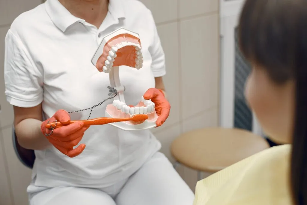 periaj dentar exemplificat de medic dentist